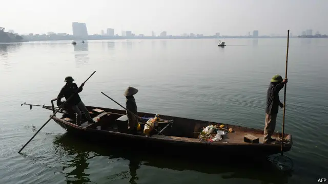 Nhân viên môi trường đi vớt rác ở hồ Tây, Hà Nội