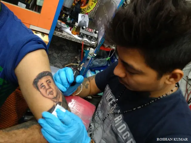 बाजुओं पर हैं 146 टैटू