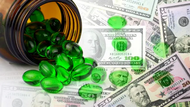 Medicina sobre unos billetes de dólar