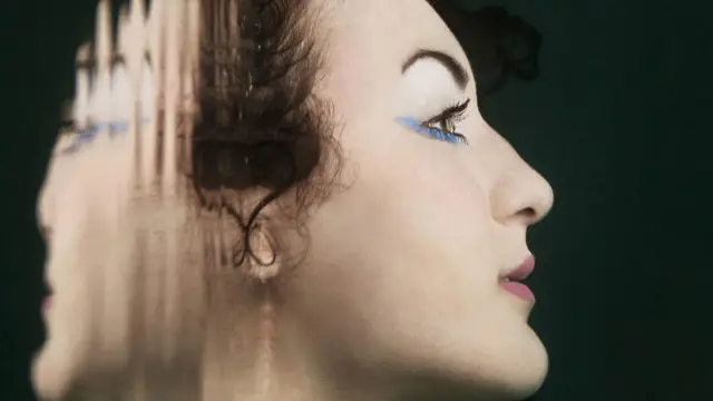 Una persona de espaldas a un espejo