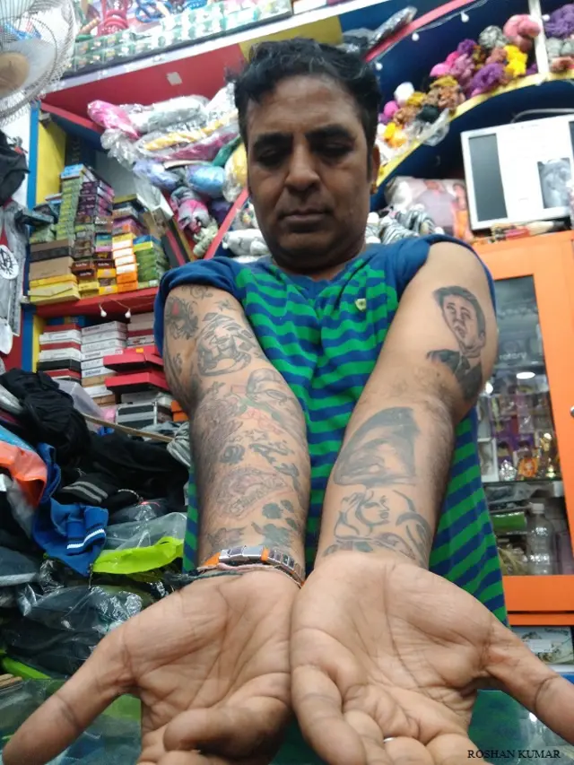 शरीर पर हैं 146 टैटू