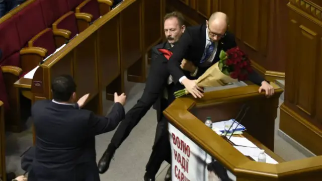 Яценюк во время стычки в парламенте