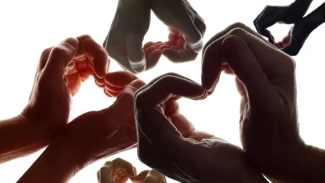 Unas manos en forma de corazón