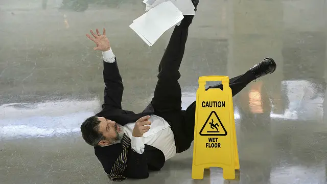 Чоловік падає