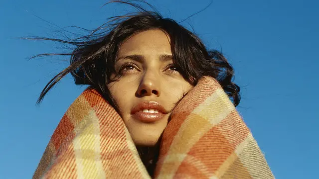 Дівчина у ковдрі