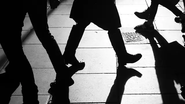 Unas personas caminando por la calle