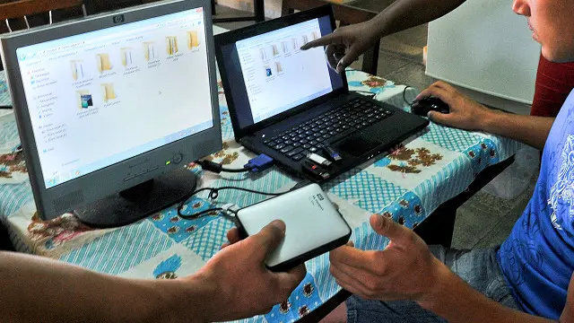 Người trẻ Cuba đã chuyển sang dùng internet nhiều hơn viết thư truyền thống kiểu thời cha mẹ họ