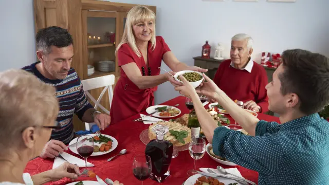 Una familia reunida a la mesa