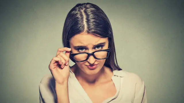 Una persona con actitud de sospecha