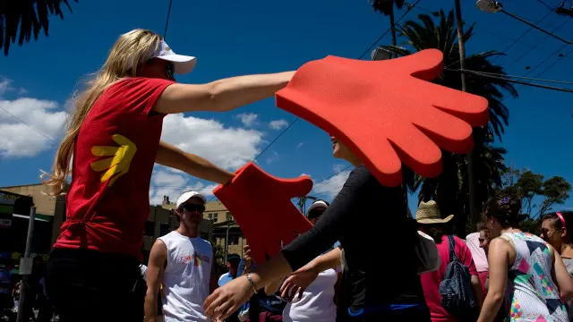 Una persona repartiendo abrazos