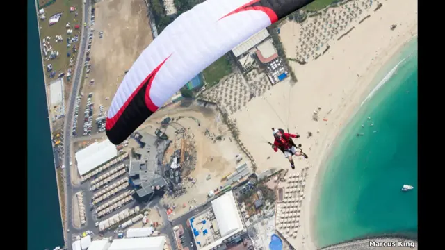 पाम ज़ुमेरिया के ऊपर से उड़ते हुए इलियट नोचेज़. मार्सस किंग