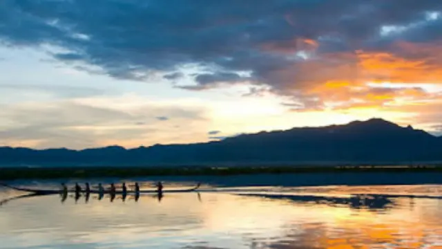 泰国北部最大的湿地帕夭湖(Kwan Phayao)的落日。(图片来源:Austin Bush)