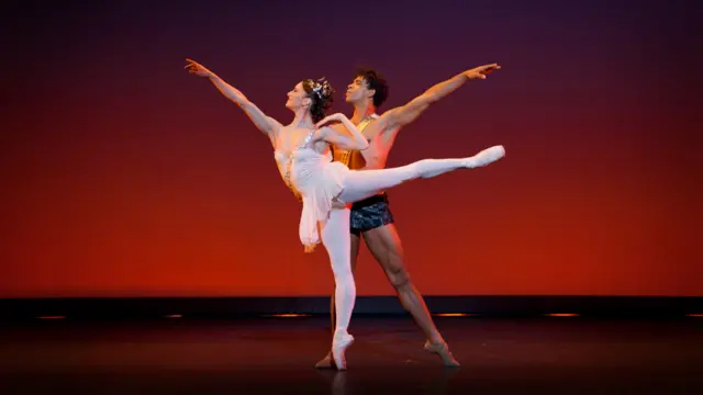 कार्लोस अकोस्टा और मारियानेला नुनेज़ लंदन कॉलीसियम में रिहर्सल करते हुए