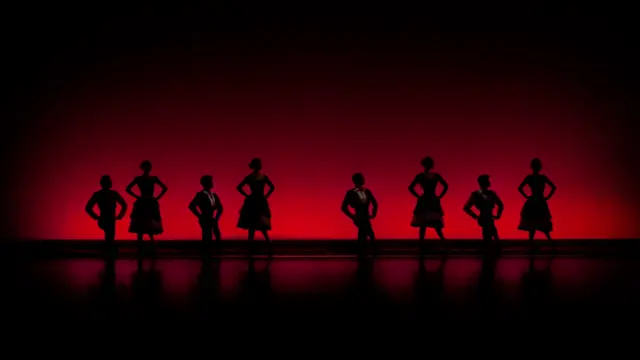 लंदन कॉलीसियम में रिहर्सल करते डांसर