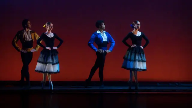 लंदन कॉलीसियम में रिहर्सल करते डांसर