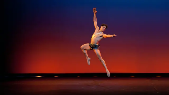 कार्लोस अकोस्टा लंदन कॉलीसियम में रिहर्सल करते हुए