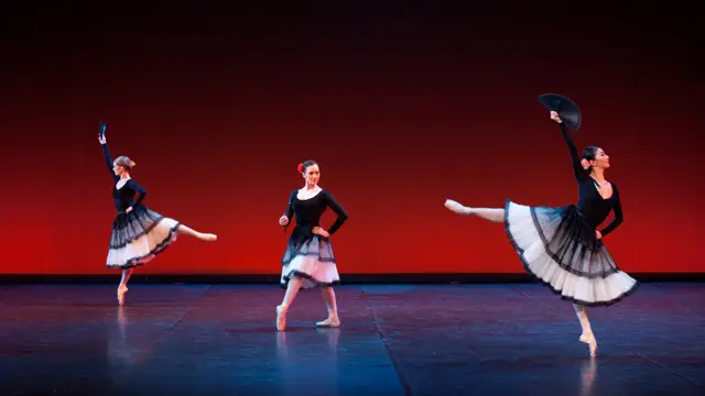 लंदन कॉलीसियम में रिहर्सल करते डांसर