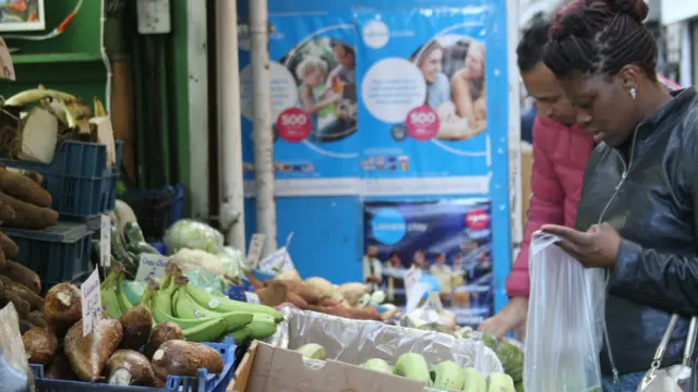 Longtemps considéré comme "l'aliment des pauvres", le manioc est la principale source d’alimentation de nombreuses populations africaines mais sa consommation sans préparation adéquate peut créer des problèmes de santé. Les racines, riches en glucide, sont transformées en farine ou tapioca et ses feuilles forment la base de nombreux plats en sauce. Les tubercules sont également utilisés pour la préparation de boissons alcoolisées distillées. 