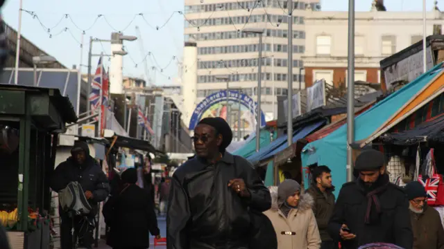 Datant du début du siècle dernier, le marché de Shepherd’s Bush, dans l'Ouest de Londres, a longtemps été un endroit de choix pour acheter des produits africains en tout genre. Mais aujourd'hui, de nombreux supermarchés du Royaume-Uni proposent de l'huile de palme ou du Fufu.