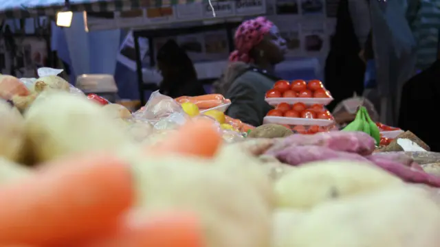 Avec ses piles d'ignames, de manioc, de mangues et de plantain, le marché permet aux Africains de la diaspora de retrouver les saveurs du pays.
Mais aujourd'hui, certains des marchés africains réputés de Londres ont perdu leur gloire d’antan.
