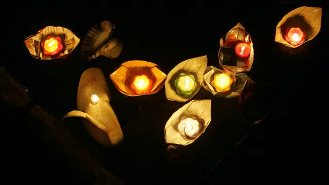 Velas flotando en el lago Shichahai 