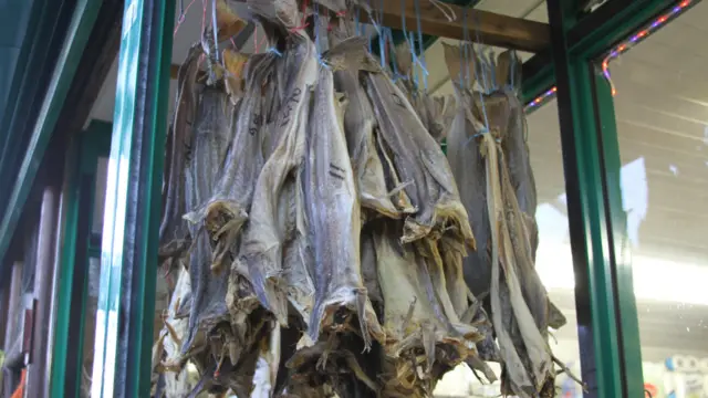 Les filets de poisson séchés à l’air donnent du goût aux plats en sauce. Les types de poissons varient en fonction des pays et des préférences même si on trouve souvent du cabillaud ou de la morue.
Pour obtenir et conserver un poisson de bonne qualité, il doit être préparé immédiatement après sa capture. 