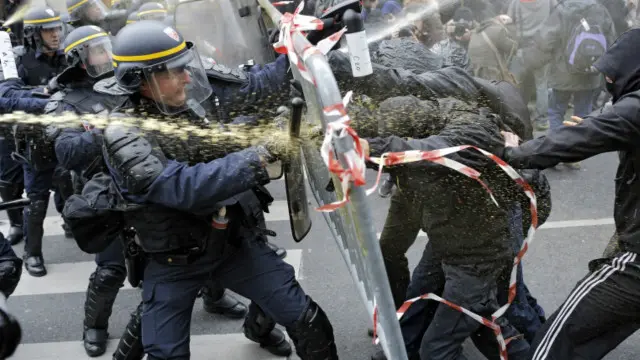 فعالان محیط زیست و معترضان به روند مذاکرات در مواردی با پلیس درگیر شدند