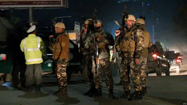 طالبان نے دعویٰ کیا ہے کہ ان کے جنگجو شیرپور کے علاقے میں کار بم دھماکہ کرنے کے بعد ایک عمارت میں داخل ہوگئے ہیں۔