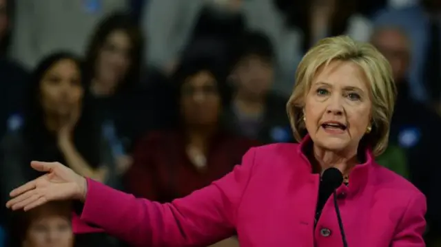 “现在他早已经越线了，”希拉里在接收美国媒体访问时说，“他说的这些不仅无耻和错误，而且很危险。”