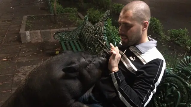 "Chata" y su dueño, Ángel