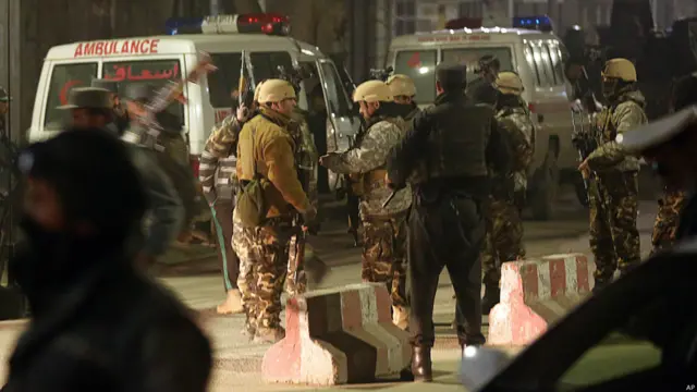 پولیس حکام کے مطابق ’یہ ممکن ہے کہ حملہ آور ابھی عمارت کے اندر چھپے ہوئے ہیں۔ ہم نے تمام گلیاں بند کر دی ہیں اور حملہ آوروں کی تلاش جاری ہے۔