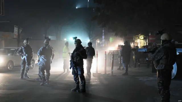 عینی شاہدین کا کہنا ہے کہ جمعہ کی شام انھوں نے ایک بڑے دھماکے کی آواز سنی جس کے بعد شدید فائرنگ کی آوازیں آئیں۔