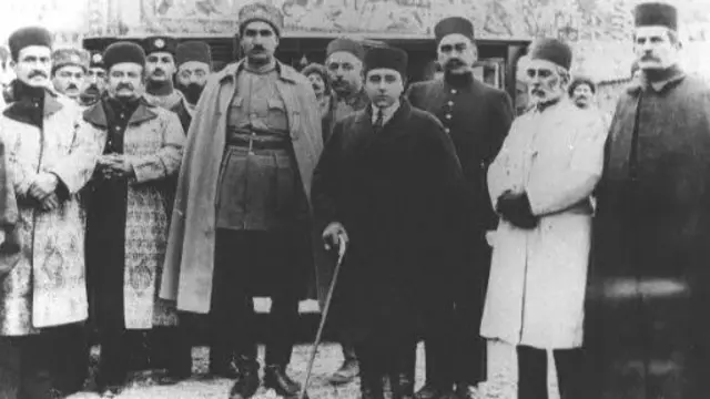 احمدشاه قاجار و رضاخان سردار سپه که سال‌ها وزیر جنگ و سپس رئیس‌الوزراء بود