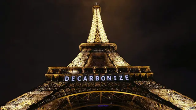 Khẩu hiệu: Không có kế hoạch B được gắn trên Tháp Eiffel ở Paris.