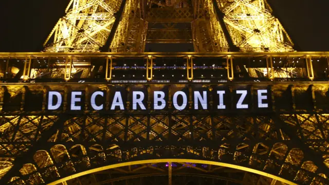 巴黎鐵塔寫上「除碳」標語