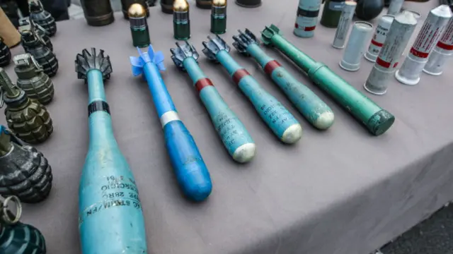 Armas de todo tipo que se hallaron en Callao fueron mostradas por la policía peruana.