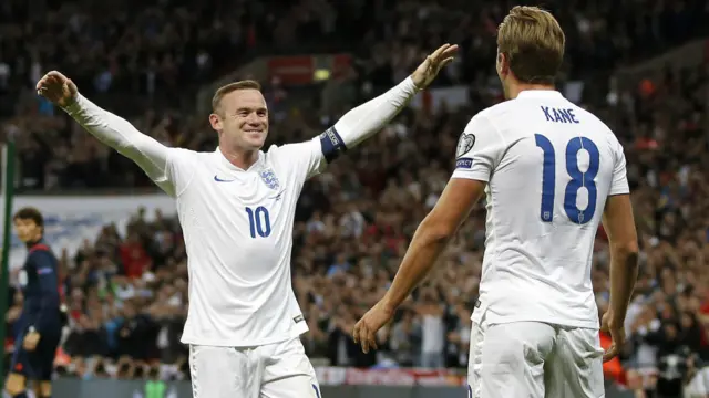 英格兰队球员鲁尼（左）和卡恩庆祝胜利