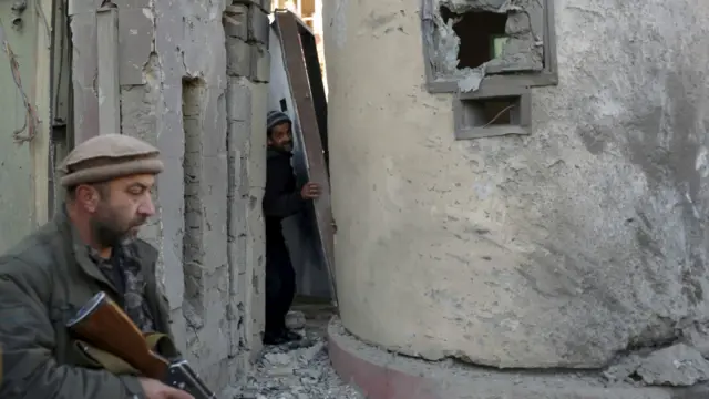 喀布尔的大使馆区外驻守的阿富汗保安人员