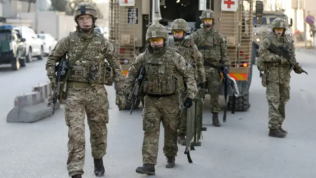 英国士兵在喀布尔袭击发生后赶赴现场