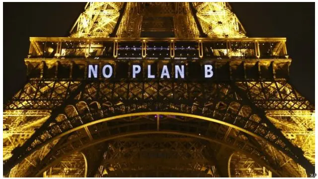 روی برج ایفل نوشته شده است: راه دیگری وجود ندارد - اشاره به اینکه باید با تغییرات اقلیمی مبارزه کرد