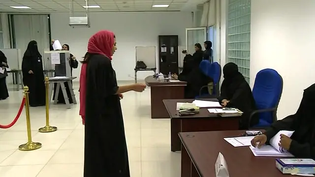 Kandidat perempuan yang memperebutkan kursi dalam pemilu harus berkampanye di balik sekat atau diwakili pria.