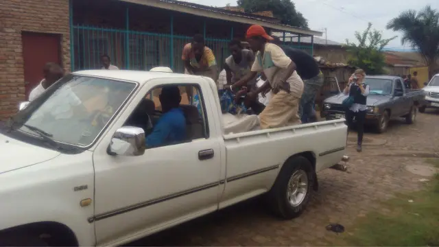 Menurut warga, jenazah dari 34 pria ditemukan di jalanan.