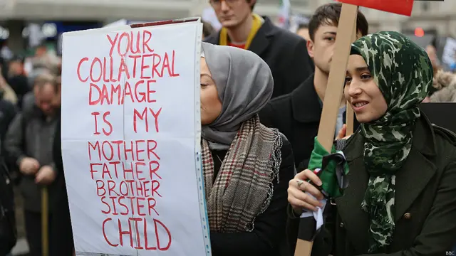 ریلی میں شریک افراد نے کتبےاٹھا رکھے تھے جن پر شام میں بمباری بند کرنے اور دیگر حکومت مخالف نعرے درج تھے۔