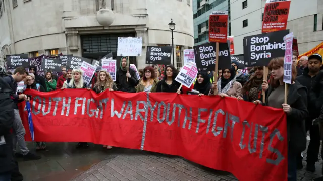 ریلی میں ہر رنگ و نسل کے لوگوں نے شرکت کی۔