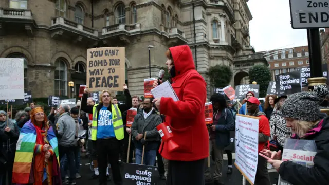مقررین نے شام کے حوالے سے مغربی طاقتوں کی حکمتِ عملی کو تنقید کا نشانہ بناتے ہوئے کہا کہ برطانیہ اور اس کے اتحادیوں نے عراق کی جنگ سے کچھ نہیں سیکھا۔