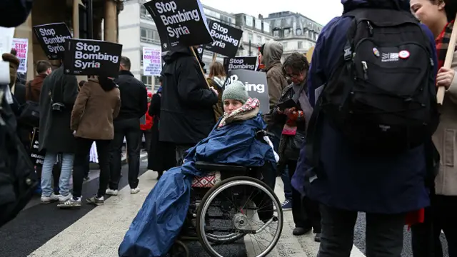 ریلی میں شریک افراد نے کتبے اٹھا رکھے تھے جن پر شام میں بمباری بند کرنے اور دیگر حکومت مخالف نعرے درج تھے