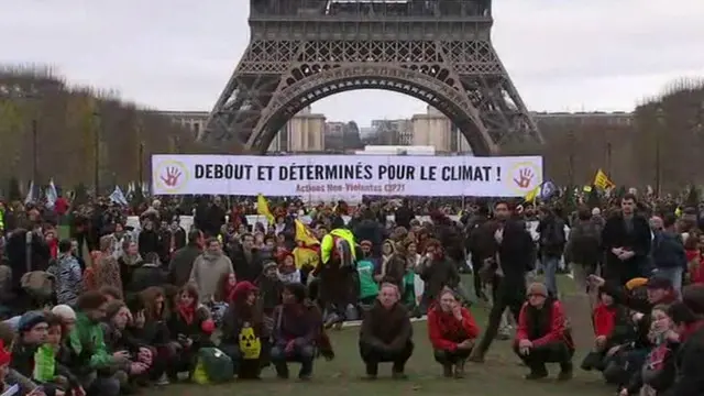 اس کانفرنس کے آغاز کے ساتھ ہی پیرس سمیت دنیا بھر میں مظاہرے بھی کیے گئے