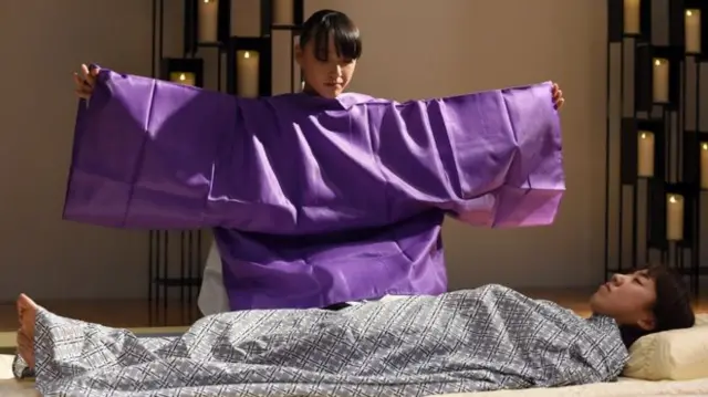 سایوکی ٹاکاہاشی نے ماڈل کی بجائے ایک خاتون پر اپنی مہارت کا مطاہرہ کیا جو اگرچہ زندہ تھیں مگر مکمل ساکت