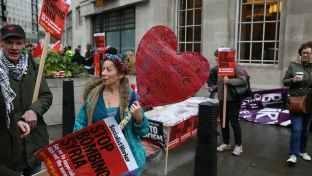 ریلی سے خطاب کرتے ہوئے مقرین کا کہنا تھا کہ جنگ نہیں بات چیت مسئلے کا حل ہے۔