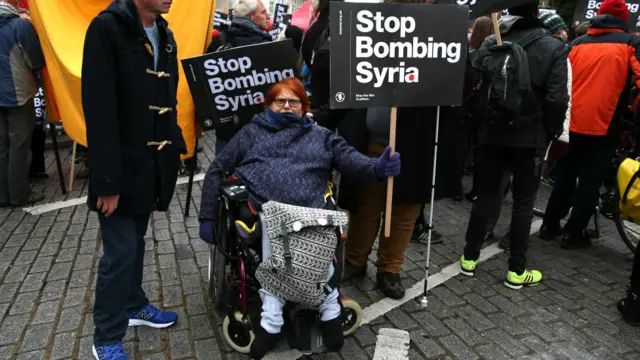 سخت سردی کے باوجود لوگ گھنٹوں مظاہرے میں شریک رہے۔